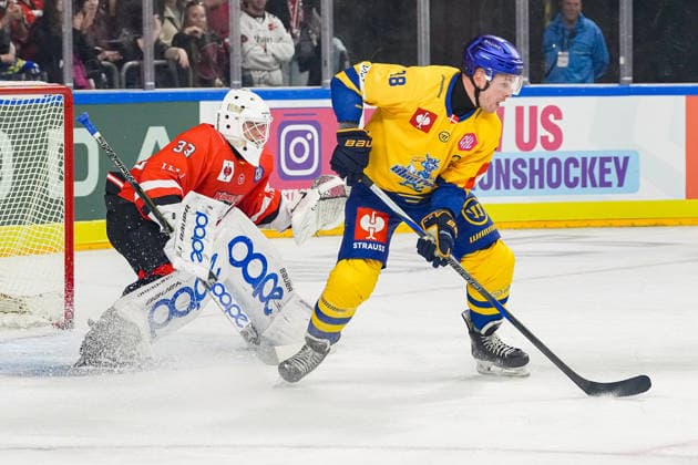 Eishockey CHL 5. Spieltag Kölner Haie - Herning Blue Fox am 07.10.2026 in der Lanxess Arena in Köln Nico Wiens ( Köln ), links - Morten Bang Poulsen ( Herning ), rechts