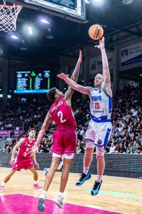 Tanner Omlid (FC Porto, 15) vs Alijah Comithier (Telekom Baskets Bonn, 02), Aleksa Kovacevic (Telekom Baskets Bonn, 11) Telekom Baskets Bonn vs. FC Porto, Basketball, Basketball Champions League, 01. Spieltag, 2026 2027, 07.10.2026 Telekom Baskets Bonn vs. FC Porto, Basketball, Basketball Champions League, 01. Spieltag, 2026 2027, 07.10.2026 Bonn Copyright: xEibner-Pressefoto GerhardxWingenderx EP_GWR