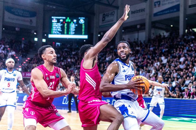 Xeyrius Williams (FC Porto, 20) vs Joel Aminu (Telekom Baskets Bonn, 21) Telekom Baskets Bonn vs. FC Porto, Basketball, Basketball Champions League, 01. Spieltag, 2026 2027, 07.10.2026 Telekom Baskets Bonn vs. FC Porto, Basketball, Basketball Champions League, 01. Spieltag, 2026 2027, 07.10.2026 Bonn Copyright: xEibner-Pressefoto GerhardxWingenderx EP_GWR