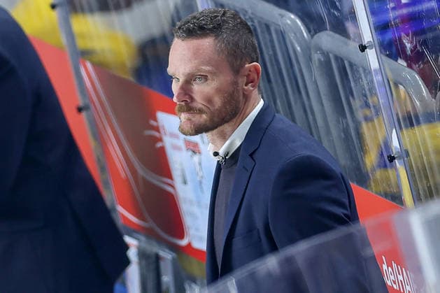 07.10.2026, Eishockey, CHL, Kölner Haie - Blue Fox Herning, Champions Hockey League 2026 27, 5. Spieltag, Saison 2026 27, Lanxess-Arena Köln: Cheftrainer Garath Murray (Blue Fox Herning hc) gestikulierend am Spielfeldrand Nordrhein-Westfalen Deutschland