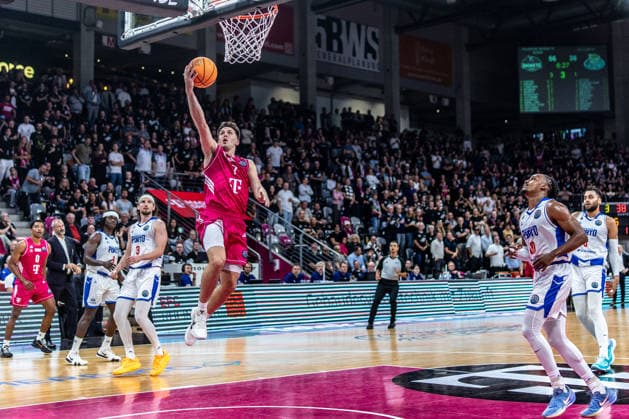 Grayson Murphy (Telekom Baskets Bonn, 07) vs Vladyslav Voytso (FC Porto, 03), Xeyrius Williams (FC Porto, 20), Telekom Baskets Bonn vs. FC Porto, Basketball, Basketball Champions League, 01. Spieltag, 2026 2027, 07.10.2026 Telekom Baskets Bonn vs. FC Porto, Basketball, Basketball Champions League, 01. Spieltag, 2026 2027, 07.10.2026 Bonn Copyright: xEibner-Pressefoto GerhardxWingenderx EP_GWR