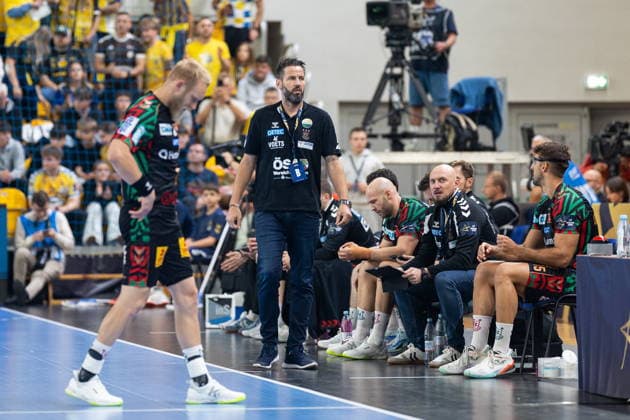 KIELCE, POLAND - OCTOBER 7: Bennet Wiegert during the EHF Champions League Group F match between Industria Kielce nad SC Magdeburg at Hala Legionow on October 2, 2026 in Kielce, Poland --- Pilka reczna. EHF Liga Mistrzow. Industria Kielce - SC Magdeburg. (Photo by Igor Jakubowski Arena Akcji) NEWSPIX.PL --- newspix.pl