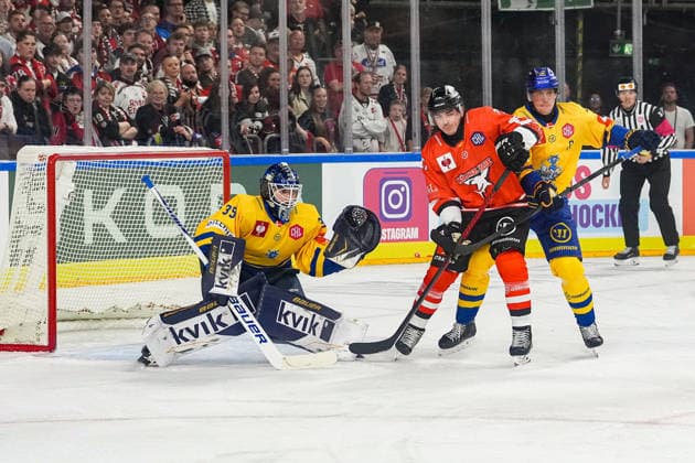 Eishockey CHL 5. Spieltag Kölner Haie - Herning Blue Fox am 07.10.2026 in der Lanxess Arena in Köln Jänis Fecers ( Herning ), links - Daniel Fischbuch ( Köln ), mitte - Emil Lojborg Kristensen ( Herning ), rechts