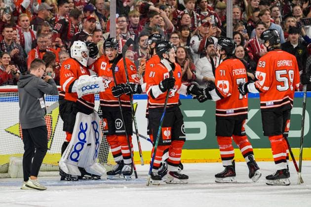 Eishockey CHL 5. Spieltag Kölner Haie - Herning Blue Fox am 07.10.2026 in der Lanxess Arena in Köln Youngster Nico Wiens ( Köln ), links - erhält die Glückwünsche seiner Teamkameraden nach seinem Shutout
