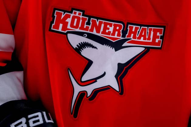 07.10.2026, Eishockey, CHL, Kölner Haie - Blue Fox Herning, Champions Hockey League 2026 27, 5. Spieltag, Saison 2026 27, Lanxess-Arena Köln: Symbolbild Logo Vereinslogo Banner Emblem in Nahaufnahme Trikot Nordrhein-Westfalen Deutschland