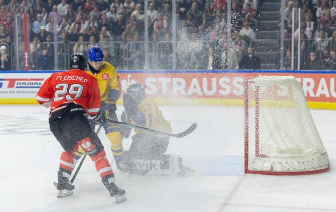 v.l. Tim Fleischer (Koelner Haie 29), Mads Larsen (Herning Blue Fox 41), Jaenis Fecers (Herning Blue Fox 35) GER, Koelner Haie vs. Herning Blue Fox, Eishockey, DEL, Spielzeit 2026 2027, 07.10.2026 GER, Koelner Haie vs. Herning Blue Fox, Eishockey, DEL, Spielzeit 2026 2027, 07.10.2026 Deutschland Copyright: xEibner-Pressefoto ThomasxStoeckerx EP_TSR