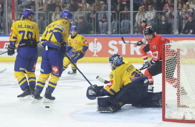 v.l. Oliver Kiljunen (Herning Blue Fox 70), Oskars Cibulskis (Herning Blue Fox 27), Jaenis Fecers (Herning Blue Fox 35), Frederik Storm (Koelner Haie 19) im Hintergrund Mads Larsen (Herning Blue Fox 41) und ein Spieler der Koelner Haie GER, Koelner Haie vs. Herning Blue Fox, Eishockey, DEL, Spielzeit 2026 2027, 07.10.2026 GER, Koelner Haie vs. Herning Blue Fox, Eishockey, DEL, Spielzeit 2026 2027, 07.10.2026 Deutschland Copyright: xEibner-Pressefoto ThomasxStoeckerx EP_TSR