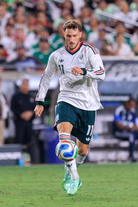 October 6, 2026, Los Angeles, California, USA: Santiago Gimenez 11 of Mexico controls the ball during an International Friendly, Länderspiel, Nationalmannschaft match against Chile at Los Angeles Memorial Coliseum on Tuesday, October 6, 2026, in Los Angeles, California. Mexico loses to Chile, 0-2. JAVIER ROJAS PI Los Angeles USA - ZUMAp124 20261006_zaa_p124_173 Copyright: xJavierxRojasx
