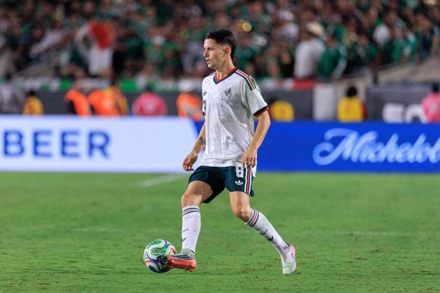 October 6, 2026, Los Angeles, California, USA: Alvaro Fidalgo 8 of Mexico dribbles during an International Friendly, Länderspiel, Nationalmannschaft match against Chile at Los Angeles Memorial Coliseum on Tuesday, October 6, 2026, in Los Angeles, California. Mexico loses to Chile, 0-2. JAVIER ROJAS PI Los Angeles USA - ZUMAp124 20261006_zaa_p124_171 Copyright: xJavierxRojasx