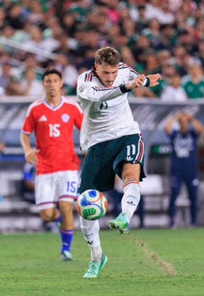 October 6, 2026, Los Angeles, California, USA: Santiago Gimenez 11 of Mexico takes a shot towards goal during an International Friendly, Länderspiel, Nationalmannschaft match against Chile at Los Angeles Memorial Coliseum on Tuesday, October 6, 2026, in Los Angeles, California. Mexico loses to Chile, 0-2. JAVIER ROJAS PI Los Angeles USA - ZUMAp124 20261006_zaa_p124_174 Copyright: xJavierxRojasx
