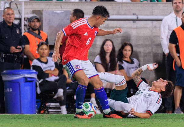 October 6, 2026, Los Angeles, California, USA: Santiago Sandoval 28 of Mexico reacts after being fouled by Vicente Pizarro 6 of Chile during an International Friendly, Länderspiel, Nationalmannschaft match at Los Angeles Memorial Coliseum on Tuesday, October 6, 2026, in Los Angeles, California. Mexico loses to Chile, 0-2. JAVIER ROJAS PI Los Angeles USA - ZUMAp124 20261006_zaa_p124_175 Copyright: xJavierxRojasx