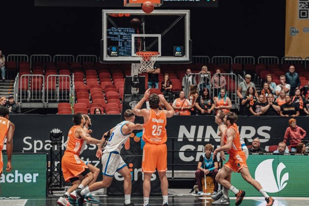 2. Spieltag des Basketball Eurocup Niners Chemnitz - Klaipedos Neptunas 07.10.2026 ab 19.00 Uhr Chemnitz, Chemnitz Arena Im Foto: 25 Ben Burnham beim Freiwurf 2. Spieltag des Basketball Eurocup Niners Chemnitz - Klaipedos Neptunas Chemnitz Sachsen Deutschland Copyright: xEHLxMedia MichelxKöhlerx 20262709-Niners-Chemnitz-Klaipeda-Neptunas-015