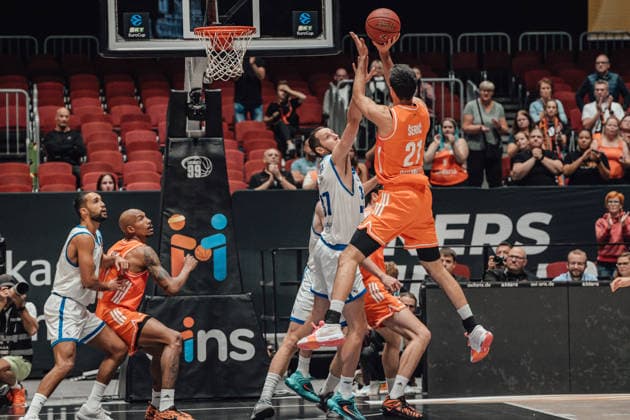 2. Spieltag des Basketball Eurocup Niners Chemnitz - Klaipedos Neptunas 07.10.2026 ab 19.00 Uhr Chemnitz, Chemnitz Arena Im Foto:21 Mateo Seric, 37 Einaras Tubutis 2. Spieltag des Basketball Eurocup Niners Chemnitz - Klaipedos Neptunas Chemnitz Sachsen Deutschland Copyright: xEHLxMedia MichelxKöhlerx 20262709-Niners-Chemnitz-Klaipeda-Neptunas-023