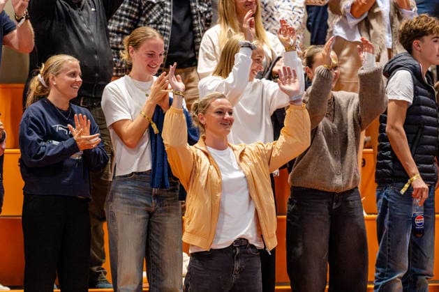 Dortmund, 07.10.2026, Handball, Damen, Alsco Handball Bundesliga Frauen, 5. Spieltag , BVB Borussia Dortmund - Buxtehuder SV Unter den Zuschauern freut sich auch Alexandra Popp über den Sieg der Dortmunder Handballerinnen Dortmund Sporthalle Wellinghofen NRW Germany
