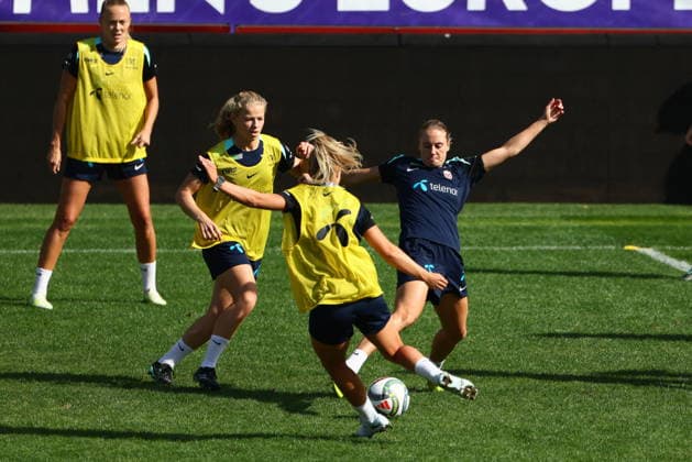 The women s national soccer team is preparing for the World Cup qualifier in Bucharest, Romania, October 8, 2026. Justine Kielland and Lisa Fjeldstad Naalsund during a training session at Stadionul Arcul de Triumf, for the World Cup qualifying match against Romania. Photo: Nikola Krstic, NTB Romania, Bucharest. EDITORIAL USE ONLY. RESTRICTED USE FOR BETTING COMPANIES Copyright: xNikolaxKrsticx xNTBx
