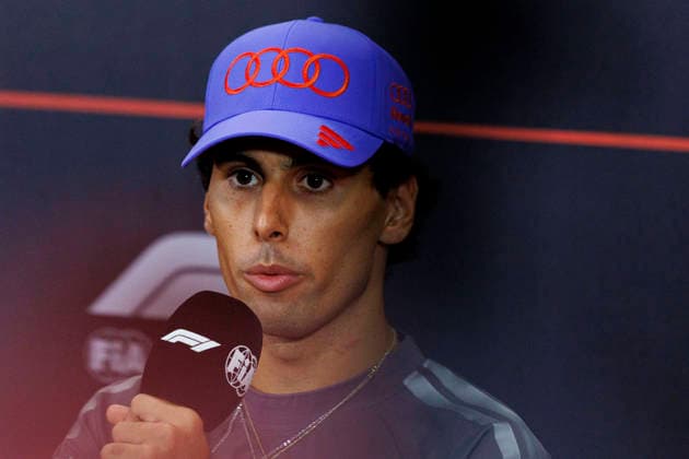 RECORD DATE NOT STATED 8th October 2026; Marina Bay, Singapore; Formula 1, Singapore Grand Prix, Arrival Day; Gabriel Bortoleto (5) of Brazil and Audi Revolut F1 Team during the press conference, PK, Pressekonferenz at the Singapore Grand Prix StephenxBlackberry