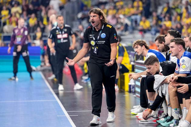 Sebastian Hinze (Trainer, Cheftrainer, ThSV), gibt Anweisungen, gestikuliert, mit den Armen gestikulieren, Freisteller, Ganzkörper, Einzelbild, Einzelfoto, Aktion, Action, am Spielfeldrand, an der Seitenauslinie, 08.10.2026, Mannheim (Deutschland), Handball, Bundesliga, Rhein-Neckar Löwen - ThSV Eisenach