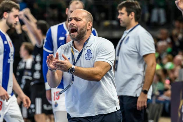 im Bild v.l.: Carlos Martingo (FC Porto, Trainer), feuert sein Team an, GER, Berlin, Handball, Füchse Berlin vs FC Porto, EHF Champions League, 3. Spieltag der Gruppe A , in der Max Schmeling Halle, Am Falkplatz 1, 08.10.2026, Copyright: HMBxMedia UwexKoch