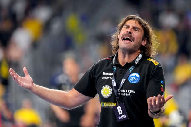 Sebastian Hinze (Trainer, Cheftrainer, ThSV), gibt Anweisungen, gestikuliert, mit den Armen gestikulieren, Einzelbild, Einzelfoto, Aktion, Action, enttäuscht schauend, Enttäuschung, Frustration, disappointed, pessimistisch, 08.10.2026, Mannheim (Deutschland), Handball, Bundesliga, Rhein-Neckar Löwen - ThSV Eisenach