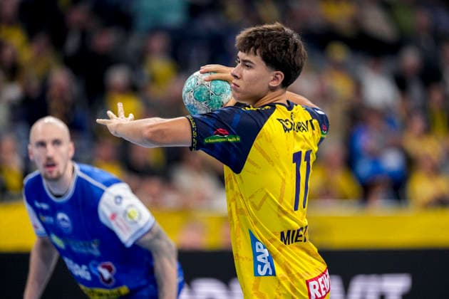 Niclas Mierzwa (RNL, 11), am Ball, Einzelbild, Einzelfoto, Aktion, Action, beim Siebenmeter, 7-Meter, Strafwurf, Spielszene, 08.10.2026, Mannheim (Deutschland), Handball, Bundesliga, Rhein-Neckar Löwen - ThSV Eisenach