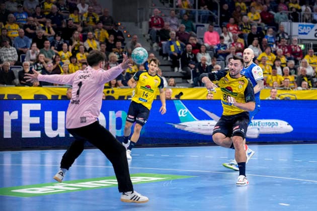 v.li.: Matija Spikic (Torwart, ThSV, 1) pariert gegen Jannik Kohlbacher (RNL, 80), beim Sprungwurf, Wurf, Torwurf, Action, Aktion, Spielszene, pariert den Ball, Parade, Glanzparade, hält den Ball, Highlight, 08.10.2026, Mannheim (Deutschland), Handball, Bundesliga, Rhein-Neckar Löwen - ThSV Eisenach