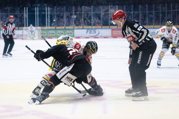 Anthony Romano (Loewen Frankfurt, 29), Phil Varone (Krefeld Pinguine, 76) GER, Loewen Frankfurt vs. Krefeld Pinguine, Eishockey, PENNY DEL, 7. Spieltag, Spielzeit 2026 2027, 08.10.2026 GER, Loewen Frankfurt vs. Krefeld Pinguine, Eishockey, PENNY DEL, 7. Spieltag, Spielzeit 2026 2027, 08.10.2026 Frankfurt am Main Copyright: xEibner-Pressefoto AttilaxZigax EP_AZA