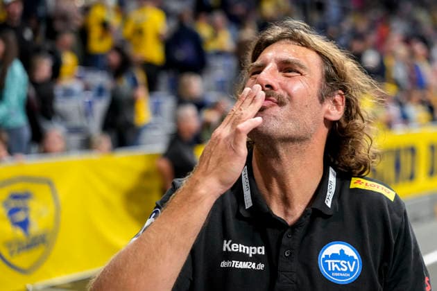 Sebastian Hinze (Trainer, Cheftrainer, ThSV) mit Kusshand, Einzelbild, Einzelfoto, Aktion, Action, Jubel nach dem Schlusspfiff, Freude über den Sieg, Sieger, Gewinner, jubelt, jubeln, fröhlich, positiv, freut sich, freuen, optimistisch, Highlight, Action, Aktion, 08.10.2026, Mannheim (Deutschland), Handball, Bundesliga, Rhein-Neckar Löwen - ThSV Eisenach