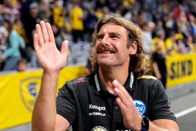 Sebastian Hinze (Trainer, Cheftrainer, ThSV), Einzelbild, Einzelfoto, Aktion, Action, Jubel nach dem Schlusspfiff, Freude über den Sieg, Sieger, Gewinner, jubelt, jubeln, fröhlich, positiv, freut sich, freuen, optimistisch, Highlight, Action, Aktion, 08.10.2026, Mannheim (Deutschland), Handball, Bundesliga, Rhein-Neckar Löwen - ThSV Eisenach