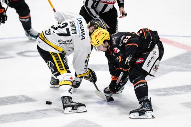 Max Newton (Krefeld Pinguine, 37), Anthony Romano (Loewen Frankfurt, 29) GER, Loewen Frankfurt vs. Krefeld Pinguine, Eishockey, PENNY DEL, 7. Spieltag, Spielzeit 2026 2027, 08.10.2026 GER, Loewen Frankfurt vs. Krefeld Pinguine, Eishockey, PENNY DEL, 7. Spieltag, Spielzeit 2026 2027, 08.10.2026 Frankfurt am Main Copyright: xEibner-Pressefoto AttilaxZigax EP_AZA