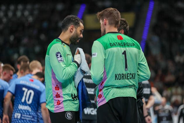 Mohamed El Tayar (TVB Stuttgart, 12) und Mateusz Kornecki (TVB Stuttgart, 1) während einer Auszeit GER, TVB Stuttgart vs. HSG Wetzlar, Handball, Opel Handball-Bundesliga, 8. Spieltag, Spielzeit 2026 2027, 08.10.2026 GER, TVB Stuttgart vs. HSG Wetzlar, Handball, Opel Handball-Bundesliga, 8. Spieltag, Spielzeit 2026 2027, 08.10.2026 Stuttgart Copyright: xEibner-Pressefoto SoerenxHerwegx EP_SHG