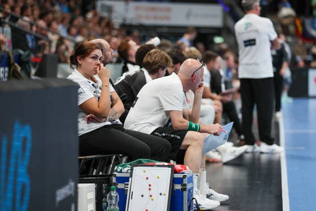 Die Bank des HSG Wetzlar schaut enttäuscht drein GER, TVB Stuttgart vs. HSG Wetzlar, Handball, Opel Handball-Bundesliga, 8. Spieltag, Spielzeit 2026 2027, 08.10.2026 GER, TVB Stuttgart vs. HSG Wetzlar, Handball, Opel Handball-Bundesliga, 8. Spieltag, Spielzeit 2026 2027, 08.10.2026 Stuttgart Copyright: xEibner-Pressefoto SoerenxHerwegx EP_SHG