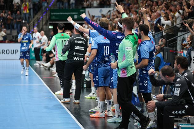 Die Mannschaft des TVB Stuttgart freut sich über den verdienten Heimsieg GER, TVB Stuttgart vs. HSG Wetzlar, Handball, Opel Handball-Bundesliga, 8. Spieltag, Spielzeit 2026 2027, 08.10.2026 GER, TVB Stuttgart vs. HSG Wetzlar, Handball, Opel Handball-Bundesliga, 8. Spieltag, Spielzeit 2026 2027, 08.10.2026 Stuttgart Copyright: xEibner-Pressefoto SoerenxHerwegx EP_SHG