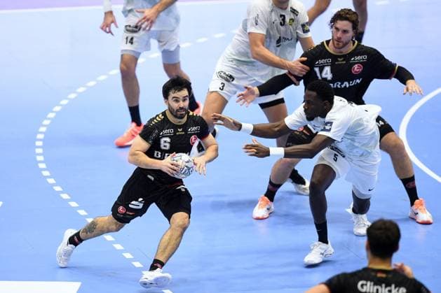 Erik Balenciaga (MT Melsungen 6) (am Ball), Andre Wenkegheu Tchambou (HBC Nantes 5), Johannes Golla (MT Melsungen 14) (R) , GER, MT Melsungen - HBC Nantes (FRA), Handball, Champions League Maenner, Group Matches, Saison 2026 2027, 08.10.2026, GER, MT Melsungen - HBC Nantes Handball, CL Maenner, Group Match, Saison 2026 2027, 08.10.2026 Kassel Copyright: xEibner-Pressefotox xRolandxSippelx EP_RSL