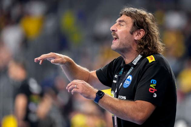 Sebastian Hinze (Trainer, Cheftrainer, ThSV), gibt Anweisungen, gestikuliert, mit den Armen gestikulieren, Einzelbild, Einzelfoto, Aktion, Action, 08.10.2026, Mannheim (Deutschland), Handball, Bundesliga, Rhein-Neckar Löwen - ThSV Eisenach