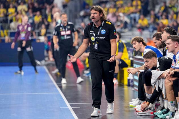 Sebastian Hinze (Trainer, Cheftrainer, ThSV), gibt Anweisungen, gestikuliert, mit den Armen gestikulieren, Freisteller, Ganzkörper, Einzelbild, Einzelfoto, Aktion, Action, am Spielfeldrand, an der Seitenauslinie, 08.10.2026, Mannheim (Deutschland), Handball, Bundesliga, Rhein-Neckar Löwen - ThSV Eisenach