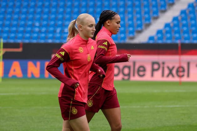 Karlsruhe, Deutschland: 08.10.2026 - Deutsche Fußballnationalmannschaft der Frauen - Abschlusstraining - Testspiel Deutschland vs. Australien Im Bild: v.li. Luzie Zähringer Zaehringer (Deutschland) und Lisa Baum (Deutschland) Copyright: HMBxMedia MadeleinexFantini