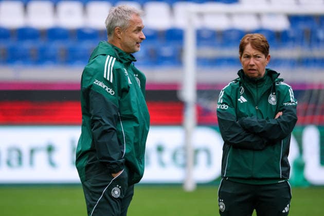 Karlsruhe, Deutschland: 08.10.2026 - Deutsche Fußballnationalmannschaft der Frauen - Abschlusstraining - Testspiel Deutschland vs. Australien Im Bild: v.li. Bundestrainer Christian Wück Wueck (Deutschland) und Co-Trainerin Maren Meinert (Deutschland) Copyright: HMBxMedia MadeleinexFantini