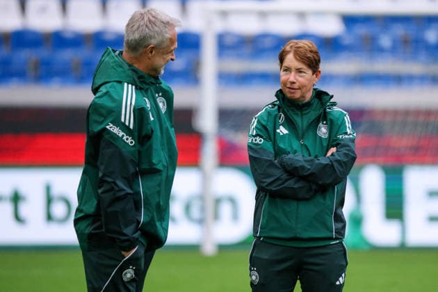 Karlsruhe, Deutschland: 08.10.2026 - Deutsche Fußballnationalmannschaft der Frauen - Abschlusstraining - Testspiel Deutschland vs. Australien Im Bild: v.li. Bundestrainer Christian Wück Wueck (Deutschland) und Co-Trainerin Maren Meinert (Deutschland) Copyright: HMBxMedia MadeleinexFantini