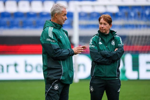 Karlsruhe, Deutschland: 08.10.2026 - Deutsche Fußballnationalmannschaft der Frauen - Abschlusstraining - Testspiel Deutschland vs. Australien Im Bild: v.li. Bundestrainer Christian Wück Wueck (Deutschland) und Co-Trainerin Maren Meinert (Deutschland) Copyright: HMBxMedia MadeleinexFantini