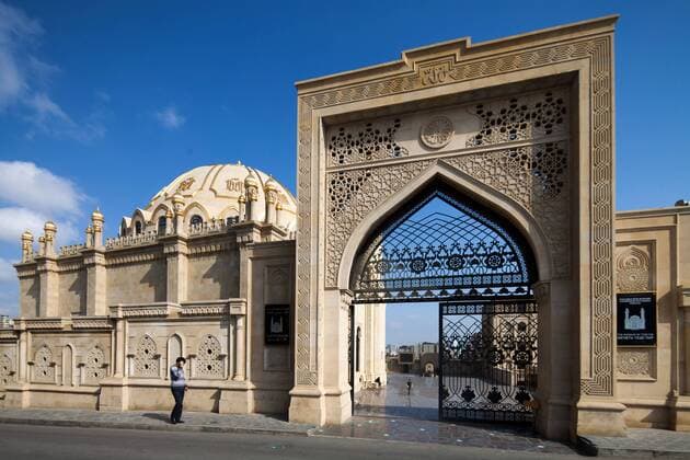 Baku Tezepir Moschee Baku, Hauptstadt von Aserbaidschans, Aserbaidschan, Kaukasus, Baki, Stadtzentrum, Stadtmitte, Zentrum, Innenstadt, Azerbaijan, Tezepir Moschee, Islam, Glaube, Religion, Moscheen, 1905, Architekt Ziver bey Ahmadbeyov, Gotteshaus, Sakralbau, Təzəpir məscidi, Sakralbauten, islamische, islamistische, religioese, Azerbaijan, aserbaidschanische, Portal, Eingang,
