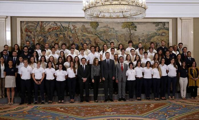 Spain s King Felipe VI (C-R) and Queen Letizia (C-L) pose for a group photo with the students taking part in the XI edition of the European Scholarships program organized by the Francisco de Vitoria University during a royal audience at the Royal Palace in Madrid, Spain, 15 July 2016. Spanish royal couple activities !ACHTUNG: NUR REDAKTIONELLE NUTZUNG! GRA073 20160715-636041842921692761