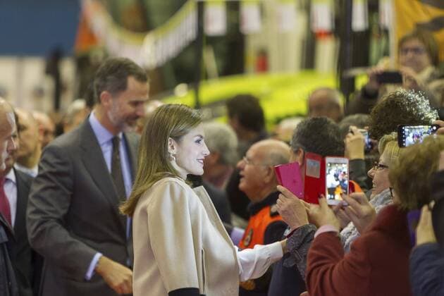 Spain s King Felipe VI (L) and Queen Letizia (C) greet the crowd during the opening of the 29th edition of Agroexpo Fair in Don Benito, Extremadura, eastern Spain, 25 January 2017. SPANISH ROYAL COUPLE OPENS THE 29TH EDITION OF AGROEXPO FAIR !ACHTUNG: NUR REDAKTIONELLE NUTZUNG! GRA230 20170125-636209551219443346