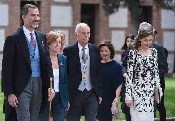Spain s King Felipe VI (L), and Queen Letizia (R), next to Spanish writer Eduardo Mendoza (C), and his partner, Anna Soler (2L), at the end of the Miguel de Cervantes 2016 award ceremony at Alcala de Henares University, outskirts of Madrid, Spain, 20 April 2017. Mendoza has received this year s award. Cervantes Prize is annually awarded to honour the lifetime achievement of an outstanding writer in the Spanish language. SPANISH ROYAL COUPLE CHAIRS CERVANTES 2016 AWARD CEREMONY !ACHTUNG: NUR REDAKTIONELLE NUTZUNG! Copyright: xFernandoxVillarx GRA068 20170420-636282939107323873