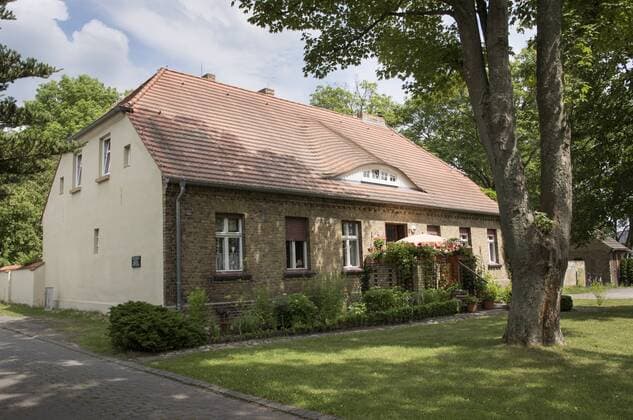 Am 07. Oktober 1989 wurde in diesem Pfarrhaus von Schwante (Landkreis Oberhavel) die Sozialdemokratische Partei (SPD) wiedergegründet. Auf der Gründungsversammlung der Partei im Pfarrhaus in Schwante nahmen zwischen 40 und 50 Personen teil, unter anderem Angelika Barbe, Ibrahim Böhme, Konrad Elmer, Martin Gutzeit, Stephan Hilsberg, Torsten Hilse, Thomas Krüger, Sabine Leger, Markus Meckel, Annemarie und Matthias Müller, Arndt Noack, Steffen Reiche und Reiner Rühle. Zum Ersten Sprecher der Partei wurde der Programmierer Stephan Hilsberg gewählt, Geschäftsführer wurde Ibrahim Böhme.Foto: Volker Hohlfeld Gründungsort der Ost-SPD