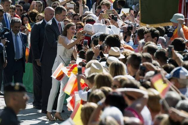 Spain s King Felipe VI (3L) and Queen Letizia (C-L) greet bystanders during their visit to the Monastery of Santo Toribio de Liebana on the occassion of the Lebaniego Jubilee Year 2017 in Potes, in the autonomous region of Cantabria, northern Spain, 19 July 2017. Spanish Royals visit the Monastery of Santo Toribio de Liebana !ACHTUNG: NUR REDAKTIONELLE NUTZUNG! Copyright: xPedroxPuentexHoyosx GRA098 20170719-636360696405706878