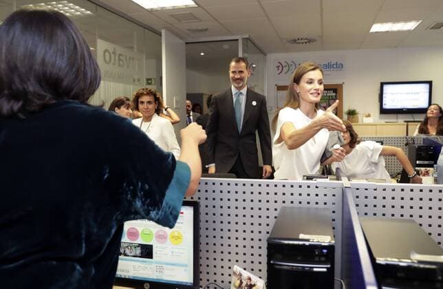 Spain s King Felipe VI (C-R) and Queen Letizia (C-L) greet workers during their visit to the facilities of the Telephone Service 016 for Victims of Domestic and Physical Violence in Madrid, Spain, 27 July 2017. Royal couple visit Telephone Service 016 for Victims of Domestic and Physical Violence !ACHTUNG: NUR REDAKTIONELLE NUTZUNG! Copyright: xZipix GRA100 20170727-636367641745988648