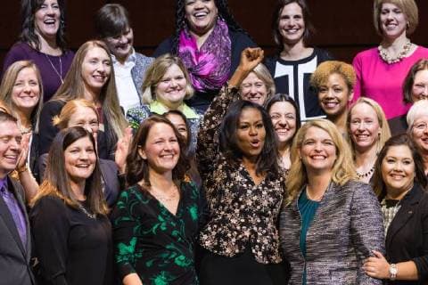 Berühmte Feministinnen, Michelle Obama Entertainment Bilder der Woche Themen der Woche Bilder des Tages February 2, 2018 - Washington, DC, United States - (Center L-R): Kristen Perry of Chicago, Ill., former First Lady Of the U.S. Michelle Obama, and other school counselors, pose for a photo after the 2018 School Counselor of the Year awards ceremony, at the John F. Kennedy Center for the Performing Arts in Washington, D.C., on Friday, Feb. 2, 2018. ( ) Washington United States - ZUMAn230 20180202_zaa_n230_373 Copyright: xCherissxMayx