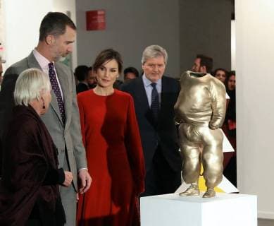 Spain s King Felipe VI (2L) and Queen Letizia (C), chat with Portuguese gallery owner Cristina Guerra (L), as they observe the sculpture He-Pop , by Austrian artist Erwin Wurm, during the opening of ARCO 2018 at Ifema exhibition site in Madrid, Spain, 22 February 2018. A total of 208 art galleries from 29 countries take part in the 37 edition of ARCO, which runs from 21 to 25 February 2018. Spanish Royals open ARCO 2018 !ACHTUNG: NUR REDAKTIONELLE NUTZUNG! Copyright: xJ.JxGuillenx GRAF7198 20180222-636549048103593559