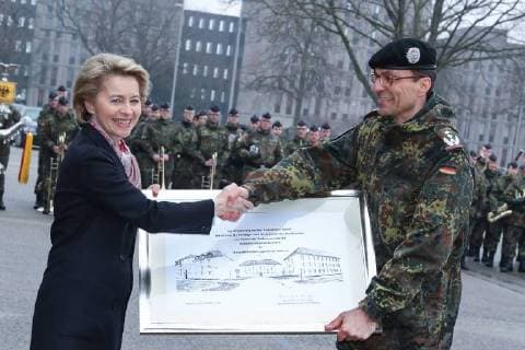 Themen der Woche Bilder des Tages Hannover, 28.03.2018, Umbenennung der Emmich-Cambrai-Kaserne in Hauptfeldwebel-Lagenstein-Kaserne, Schule für Feldjäger und Stabsdienst der Bundeswehr; Bundesministerin der Verteidigung, Ursula von der Leyen, Ursula von der Leyen (CDU), Bundesministerin der Verteidigung, hält zusammen mit Oberst Dirk Waldau, Kommandeur der Schule für Feldjäger und Stabsdienst der Bundeswehr, eine Urkunde zur Umbenennung der Emmich-Cambrai-Kaserne in der Händen,