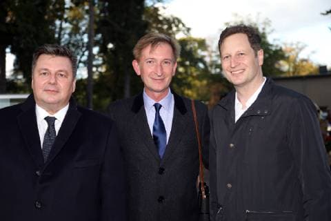 03.10.2018, Hoppegarten, Brandenburg, GER - Andreas Geisel, Senator fuer Inneres und Sport von Berlin, Gerhard Schoeningh und Georg Friedrich Prinz von Preussen (von links) im Portrait. (Andreas Geisel, aussen, Aussenaufnahme, Brandenburg, deutsch, Deutschland, Eigentuemer Galopprennbahn Hoppegarten, Europa, europaeisch, Geisel, Georg Friedrich Prinz von Preussen, Gerhard Schoeningh, Hoppegarten, Innensenator, Politik, Politiker, politisch, Portraet, Portrait, Prinz von Preussen, QF, Querformat, Schoeningh, Senat von Berlin, Senator, Sportsenator, Westeuropa, Wirtschaft) 181003D589HOPPEGARTEN.JPG